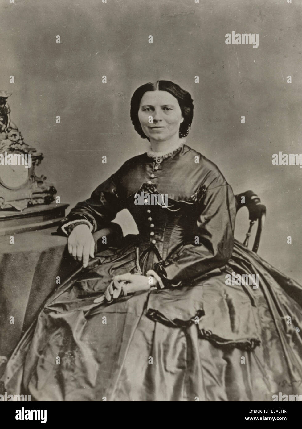 Clara Barton, Dreiviertel Länge Porträt, sitzend, nach vorne, 1860er Jahre Stockfoto