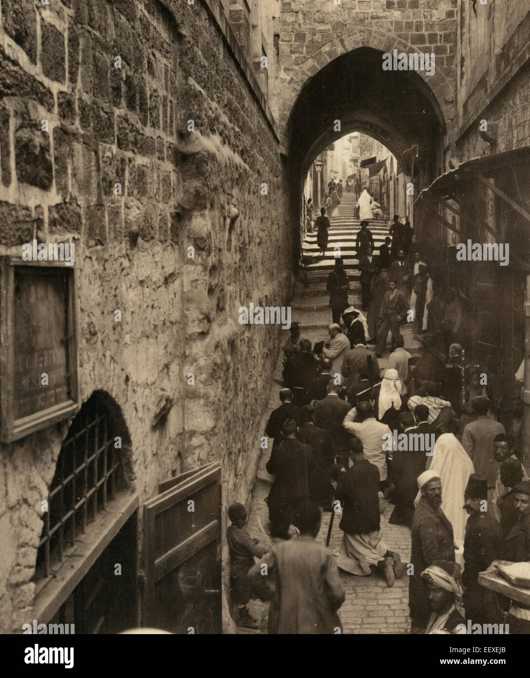Via Dolorosa - Jerusalem. Pilger am Bahnhof - Menschen, die in einer engen Straße, ca. 1913 kniend Stockfoto