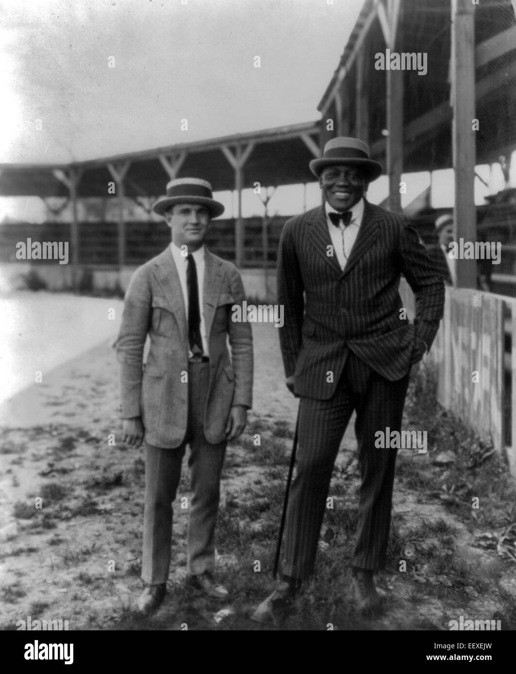 Boxer Jack Johnson, 1878-1946-stehend, Vorderseite; mit einem anderen Mann im Stadion, ca. 1922 Stockfoto