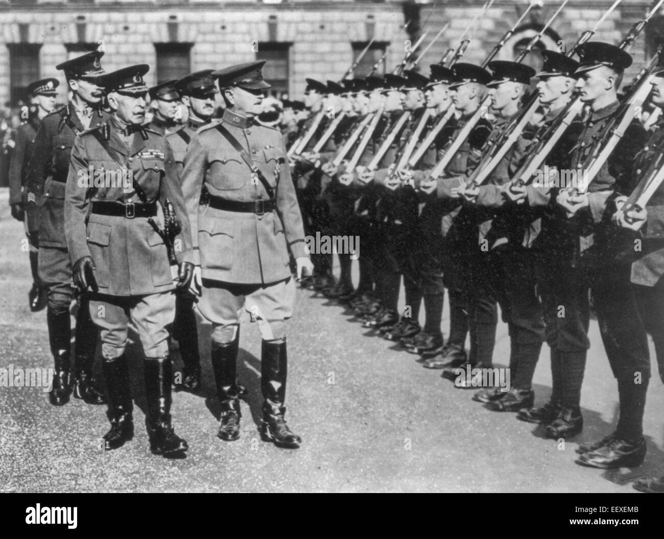 General Pershing ziert das Grab des unbekannten Kriegers Großbritanniens. General Pershing begleitet von Herzog von Connaught Inspektion der britischen Guard of Honor vor dem Eintritt in die Westminster Abbey, London, schmücken das Grab des unbekannten Soldaten Großbritanniens, 1921 Stockfoto