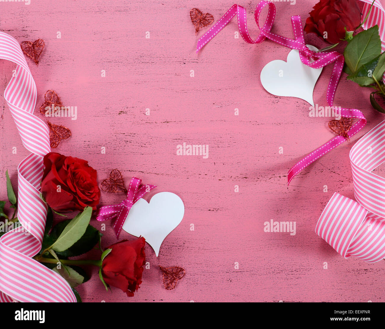 Happy Valentinstag Hintergrund mit roten Rosen, Bänder und Herz-Dekorationen mit Textfreiraum. Stockfoto