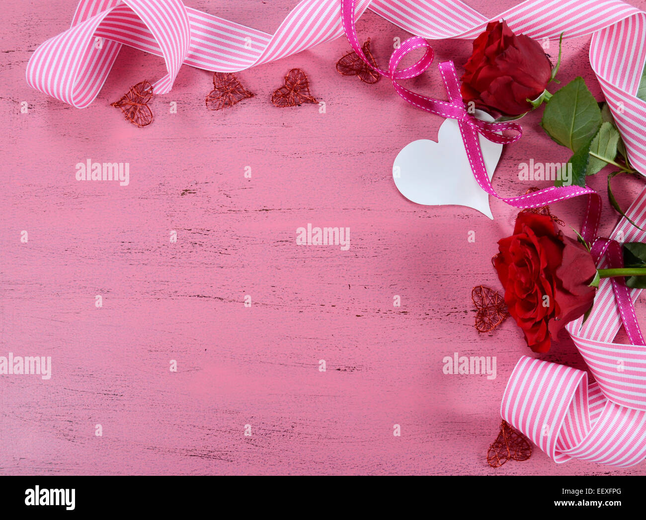 Happy Valentinstag Hintergrund mit roten Rosen, Bänder und Herz-Dekorationen mit Textfreiraum. Stockfoto