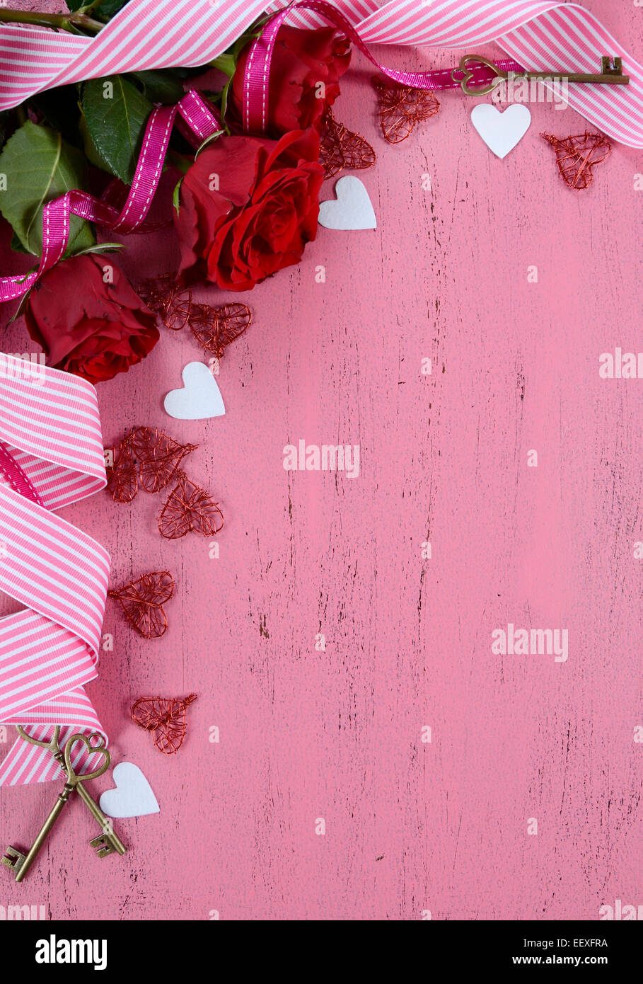 Happy Valentinstag Hintergrund mit roten Rosen, Bänder und Herz-Dekorationen mit Textfreiraum, vertikale. Stockfoto