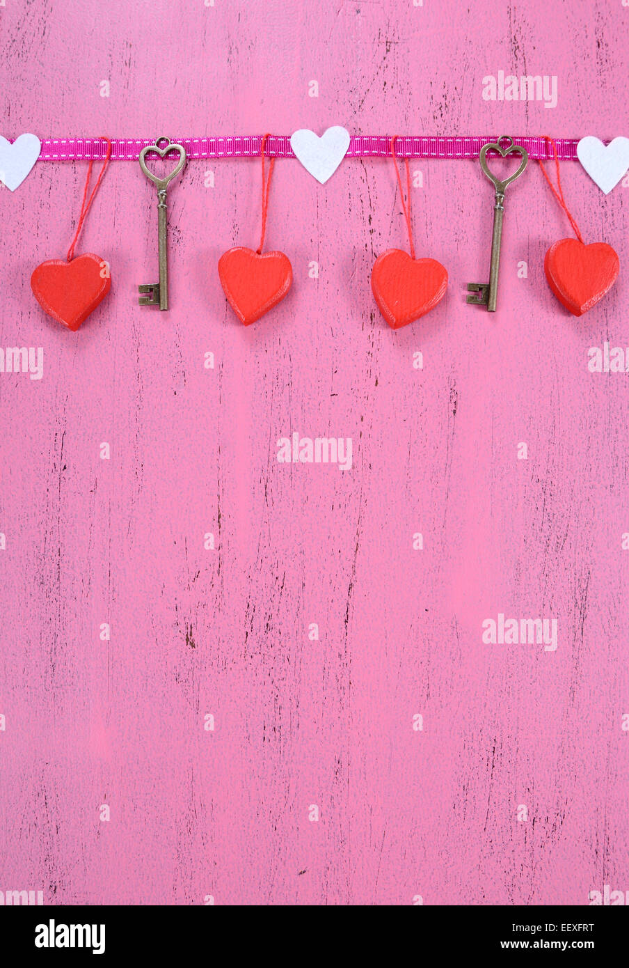 Happy Valentinstag Hintergrund mit Herz und Schlüssel Dekorationen mit Textfreiraum, senkrecht hängenden. Stockfoto