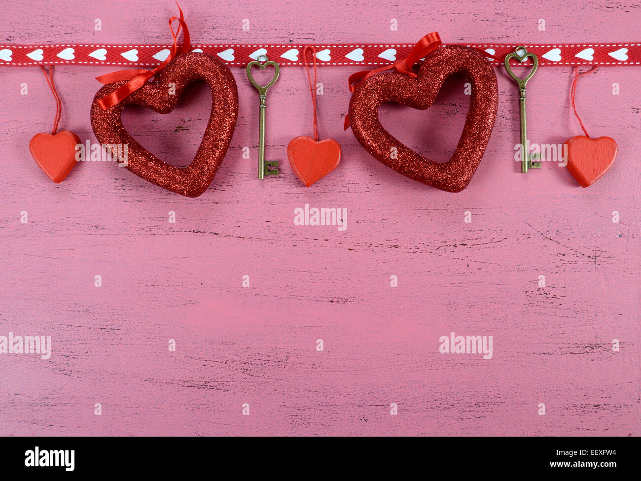 Happy Valentinstag Hintergrund mit Herz und Schlüssel Dekorationen mit textfreiraum hängen. Stockfoto