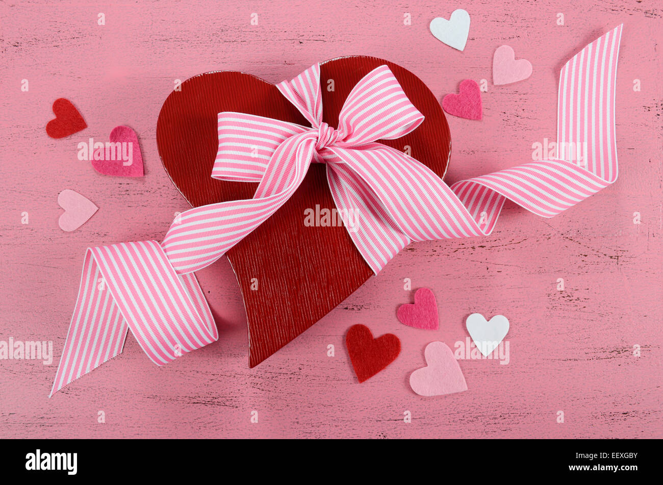 Happy Valentines Day rotes Herz Form Geschenkbox auf shabby chic Vintage Stil rosa Holztisch Hintergrund. Stockfoto