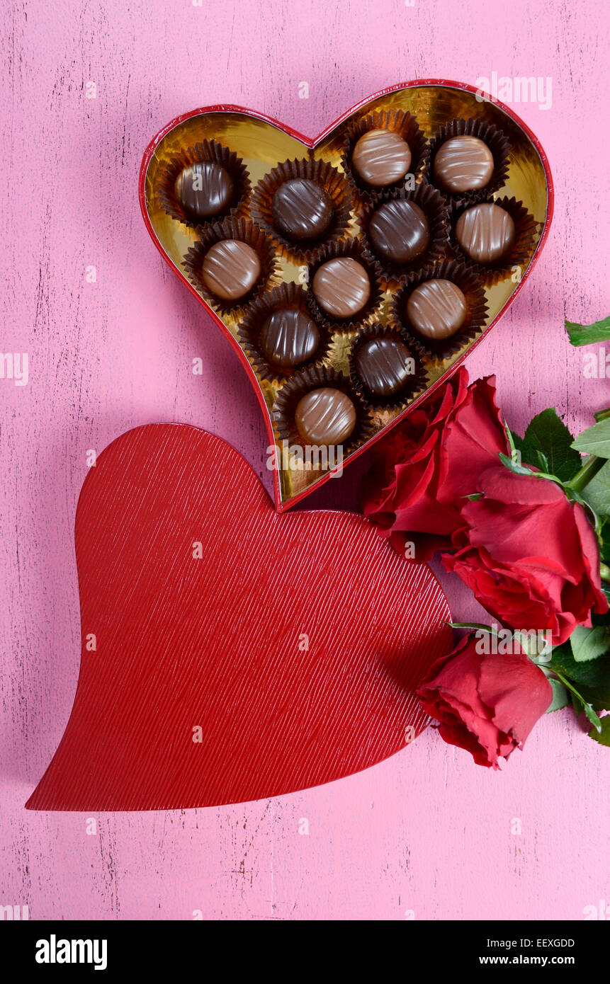 Happy Valentines Day rotes Herz Form Geschenk Schachtel Pralinen mit Strauß roter Rosen Stockfoto