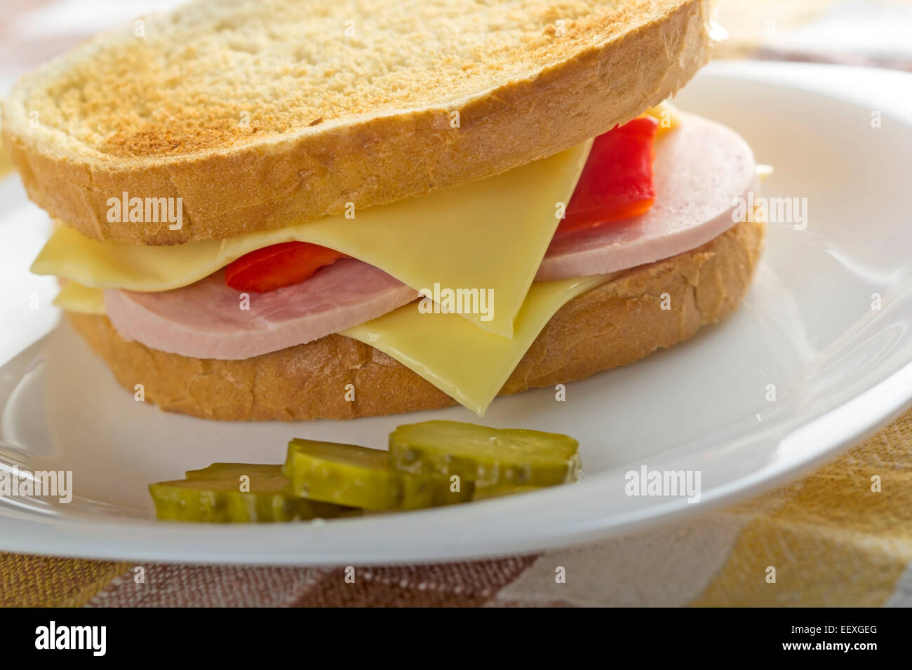 Nahaufnahme von einem gerösteten Salami und Käse-sandwich Stockfoto