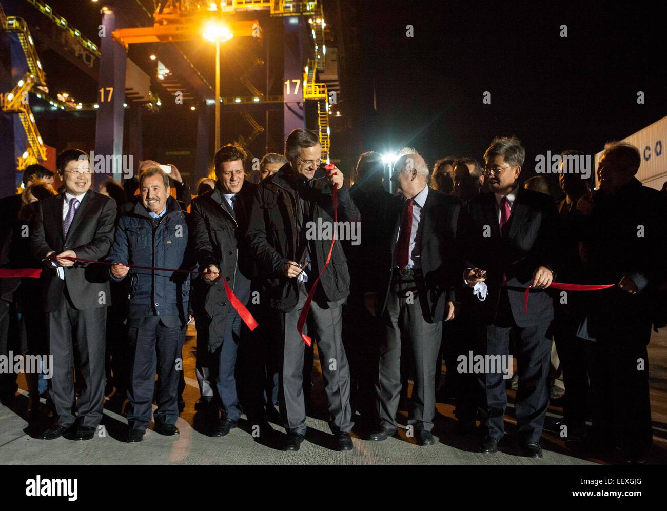 Athen, Griechenland. 22. Januar 2014. Greek Prime Minister Antonis Samaras (C) und der chinesische Botschafter in Griechenland Zou Xiaoli (1. L) schneiden das Band während der Start Zeremonie des Ausbaus des Pier III von Piräus in Athen, Griechenland, 22. Januar 2014. Antonis Samaras am Donnerstag eröffnet das Erweiterungsprojekt von Piräus Hafen Pier III laufen seit 2009 von Piräus Container Terminal (PCT), eine Tochtergesellschaft der China shipping Konglomerat COSCO. Das Upgrade wird die Jahreskapazität des PCT auf 6,2 Millionen TEU von 3,7 Millionen Container im Jahr 2014 erhöhen. © Chen Zhanjie/Xinhua/Alamy Live-Nachrichten Stockfoto