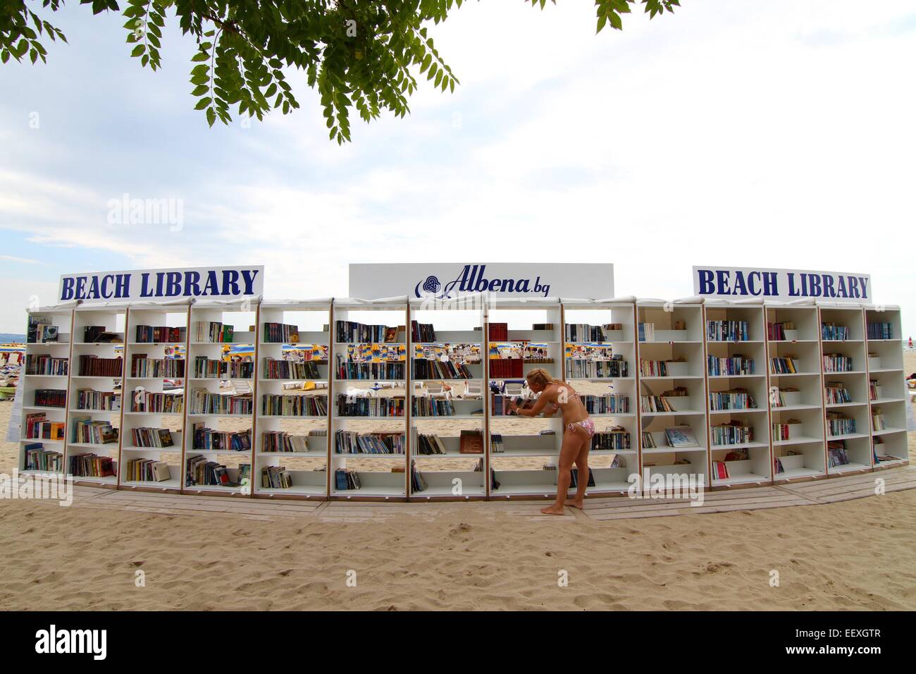 Die Menschen suchen und lesen Bücher in der ersten jemals kostenlos in Bulgarien geöffneten Strandbibliothek im Schwarzmeerort Albena. Stockfoto