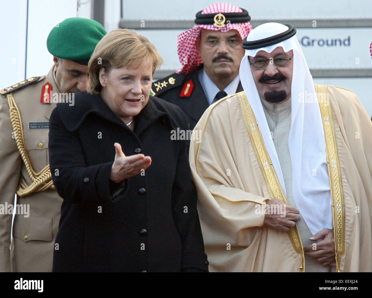 Berlin, Deutschland. 7. November 2007. König Abdullah bin Abdul Aziz König  von Saudi-Arabien wird durch die deutsche Bundeskanzlerin Angela Merkel (L)  am militärischen Teil des Flughafens Tegel in Berlin, Deutschland, 7.  November