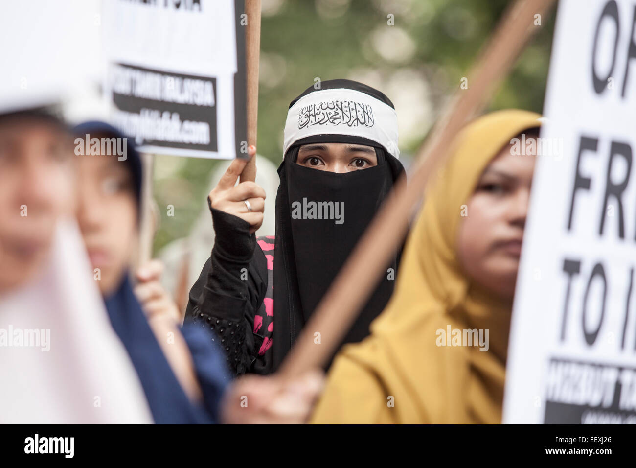 Kuala Lumpur, Malaysia. 23. Jan 2015. Mitglieder der islamistischen Gruppe Hizbut Tahrir Bühne nehmen Sie teil an einem Protest gegen das französische Satiremagazin Charlie Hebdo und angeblichen Doppelzimmer standard Der französischen Regierung in Bezug auf die Freiheit der Rede, der außerhalb der Französischen Botschaft in Kuala Lumpur, Malaysia, 23. Januar 2015. Stockfoto