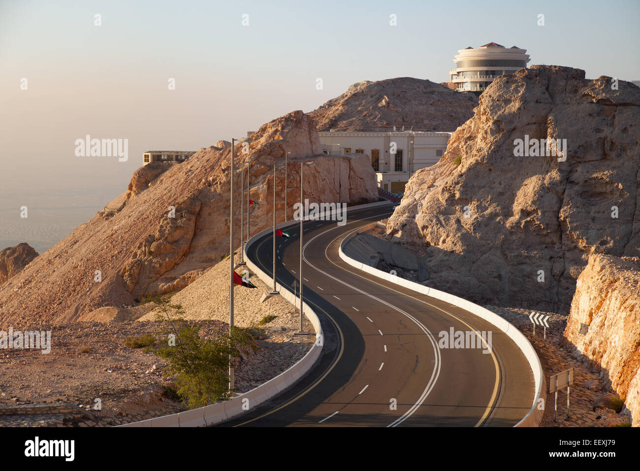 Kurvenreiche Straße durch den Jebel Hafeet Road, Al Ain, Vereinigte Arabische Emirate Stockfoto