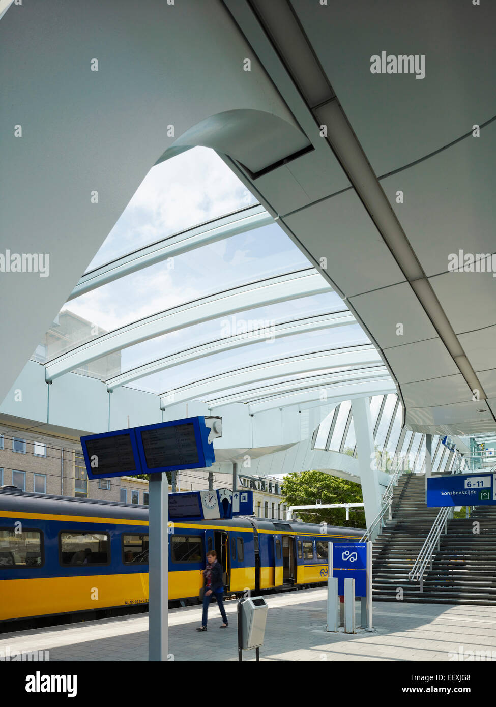 Zentralen Bahnhof Arnhem, Arnhem, Niederlande. Architekt: UNStudio, 2014. Plattform-Baldachin mit Oberlicht. Stockfoto