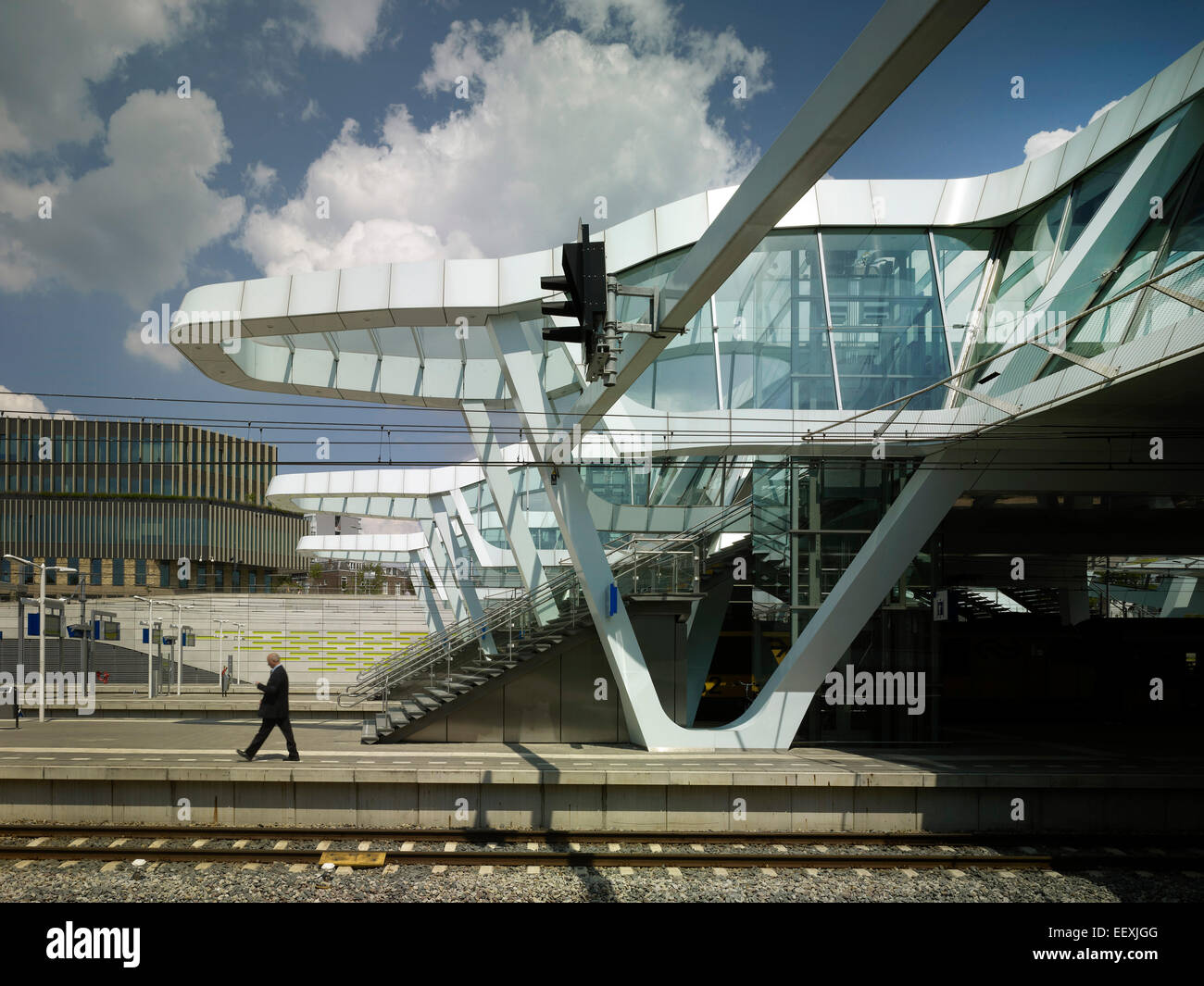 Zentralen Bahnhof Arnhem, Arnhem, Niederlande. Architekt: UNStudio, 2014. Blick über Plattformen mit Dachkonstruktionen. Stockfoto