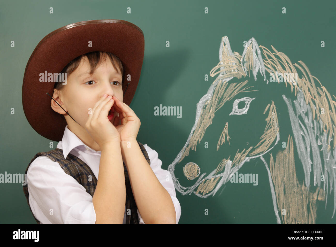 Ein kleiner Junge in Cowboy spielen Stockfoto
