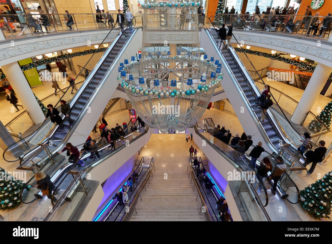 Shopping Mall mit Weihnachtsdekoration, Einkaufszentrum ...