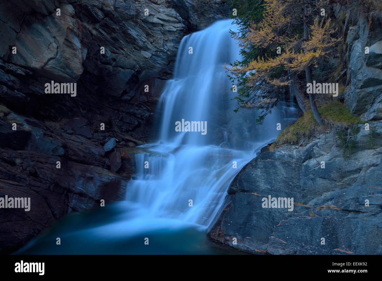 Wasserfall in der Abenddämmerung, Nationalpark Gran Paradiso, Valle di Cogne, Piemont, Italien Stockfoto