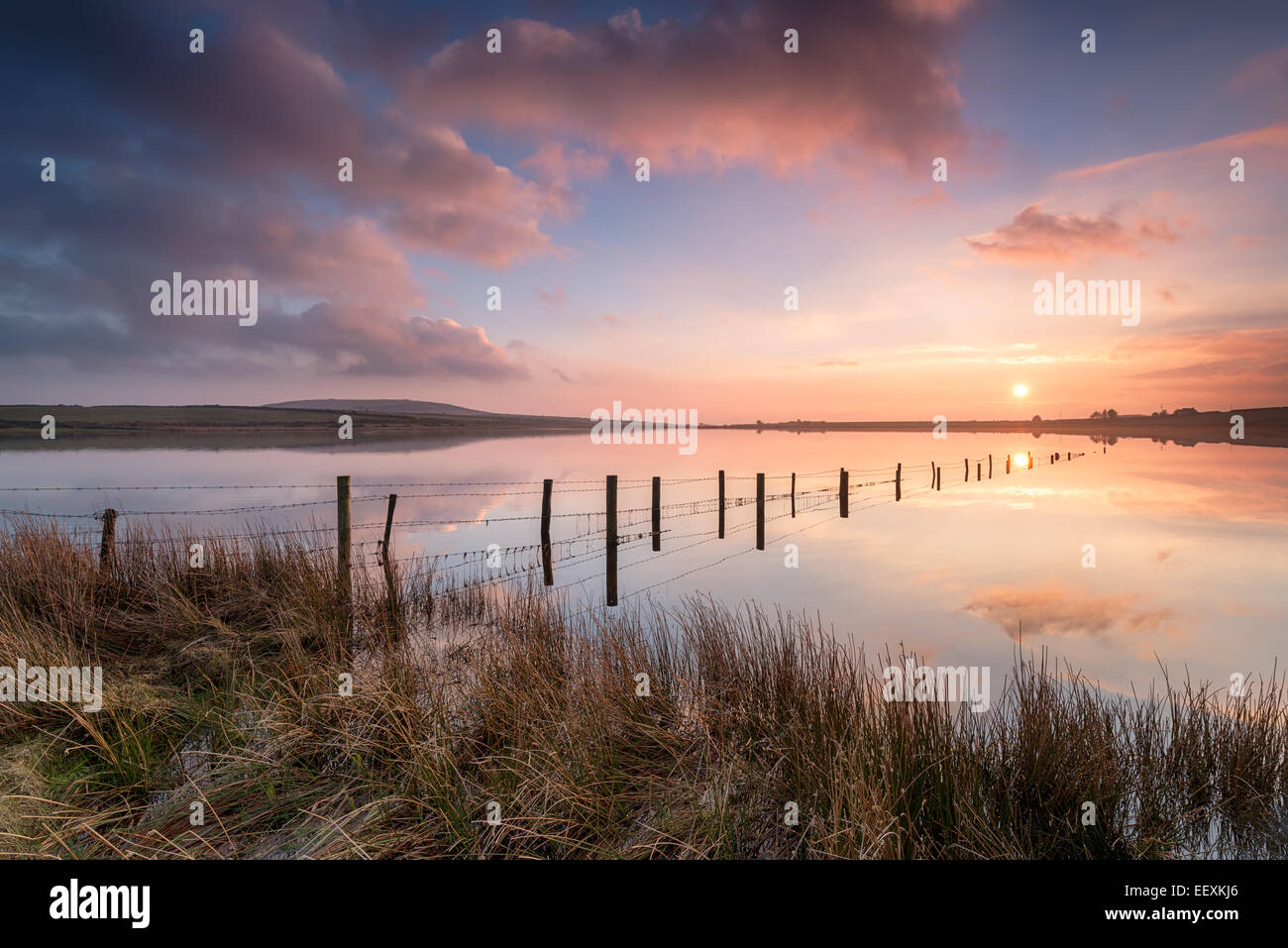 Dramatischen Sonnenuntergang über Dozmary Pool auf Bodmin Moor in Cornwall und gesagt, wo König Arthur trafen sich die Dame des Sees Stockfoto