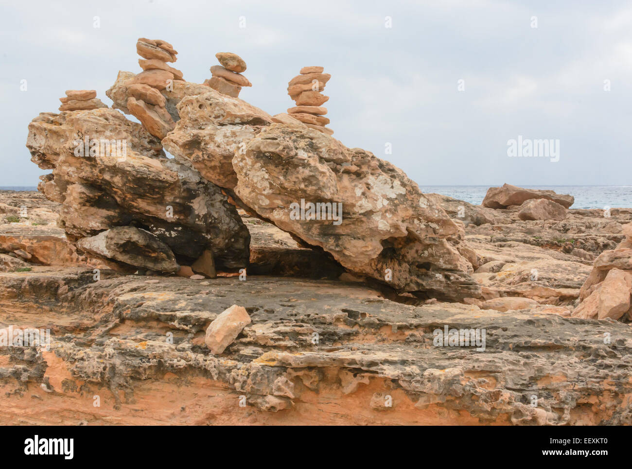 Cairns Stein Kreationen am Cap de Ses Salines, Mallorca Süd. Stockfoto