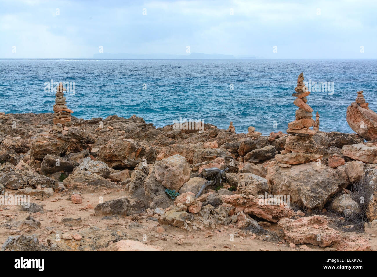 Cabrera-Inseln im blauen Nebel gesehen von Cap de Ses Salines. Stockfoto