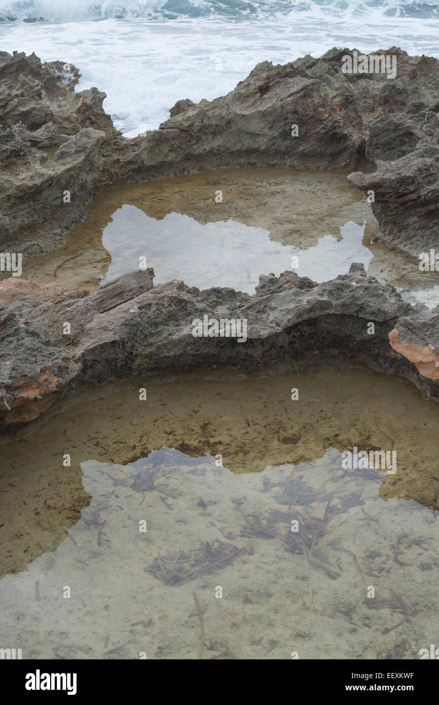 Ozean und Naturpools - chemische Erosionsprozesse in diesem Salzwasser und Kalkstein-Fels-Pools statt. Stockfoto