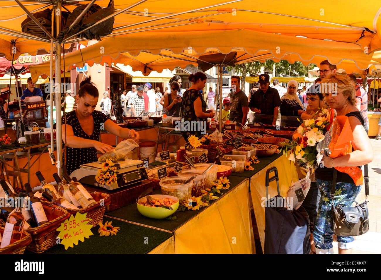 Standinhaber wiegen für die Preisfindung im Outdoor-Markt, Toulon, Var, PACA (Provence-Alpes-Cote d ' Azur), Frankreich Stockfoto