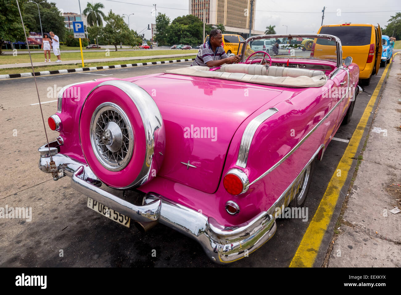 Rosa Cabrio Taxi, alte amerikanische Straßenkreuzer, Havanna, Kuba Stockfoto