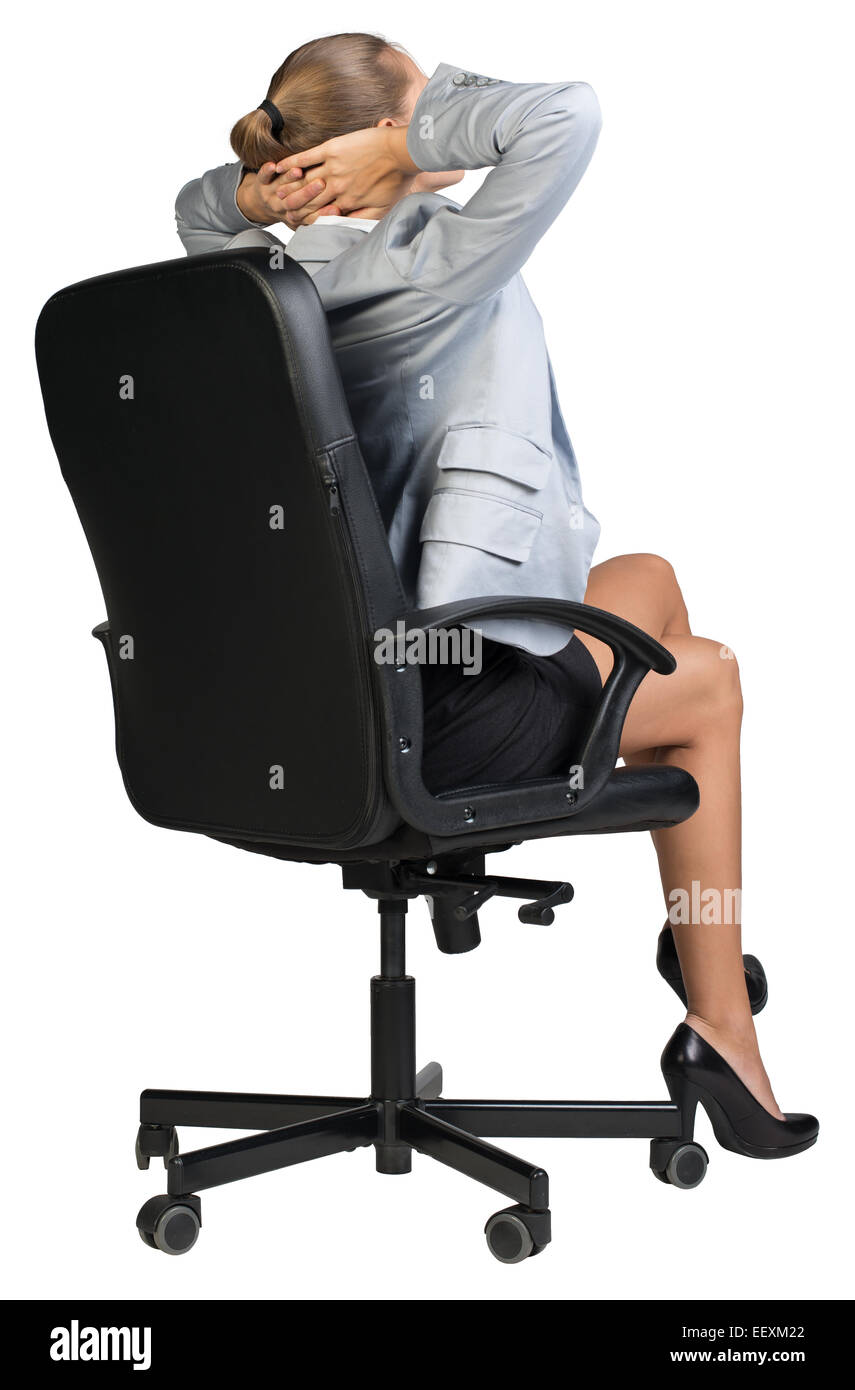 Geschäftsfrau zurücklehnen im Stuhl mit den Händen hinter ihrem Kopf umklammert Stockfoto