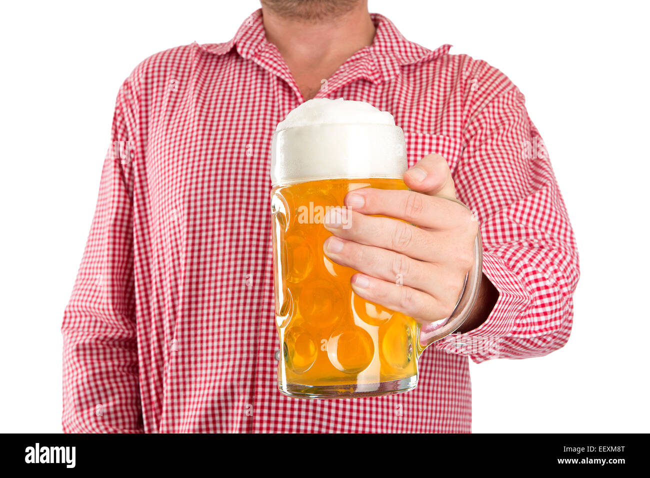 Mann im bayerischen Trachtenhemd hält Krug Bier vor einem weißen Hintergrund Stockfoto