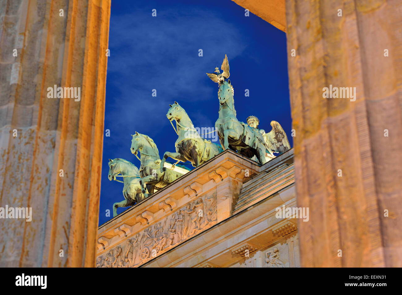 Deutschland, Berlin: Detaillierte die Quadriga durch die Säulen des Brandenburger Tores in der Nacht Stockfoto