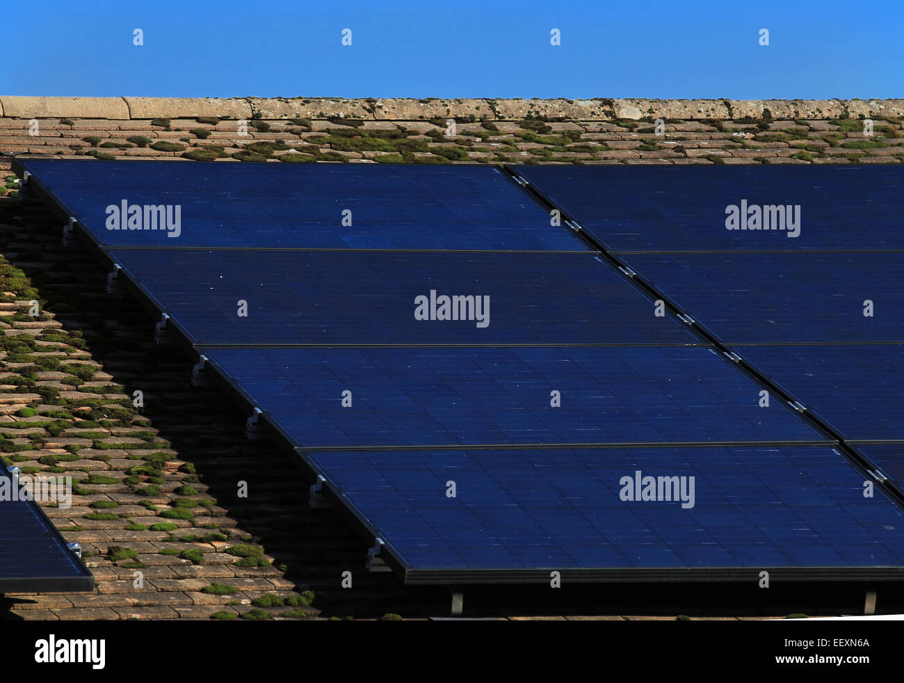 Erneuerbare Energien - Sonnenkollektoren auf dem Dach eines Wohnhauses Stockfoto