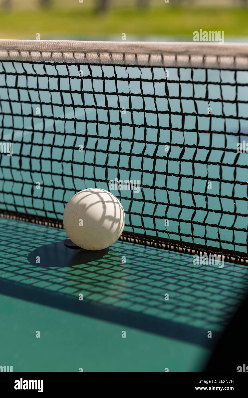 Ping-Pong-Ball und Tabelle Stockfoto