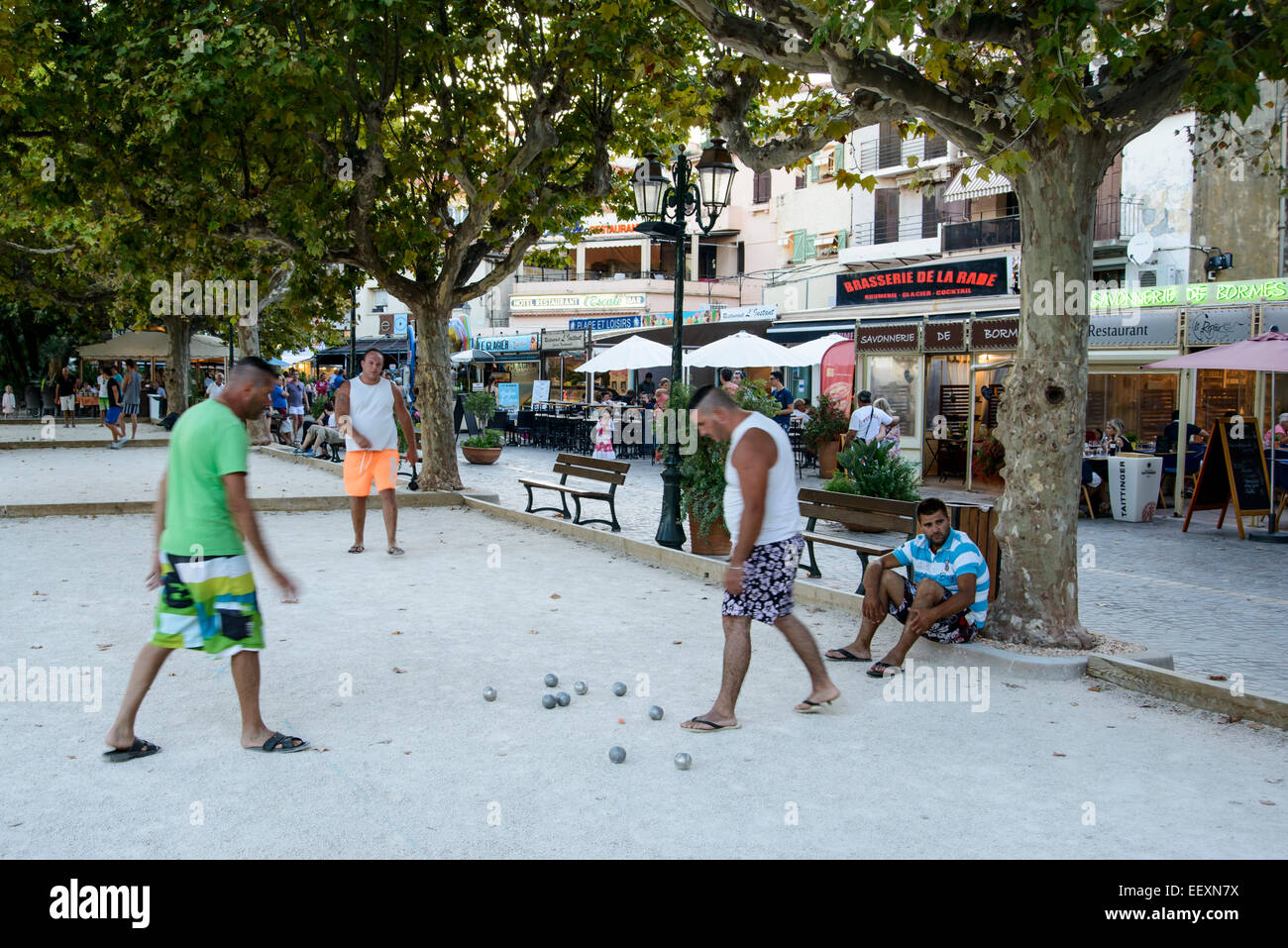 Eine Gruppe von Menschen, die den Ball Spiel (la Pétanque) in Sommerabend in Le Lavandou, Var, PACA, Frankreich Stockfoto