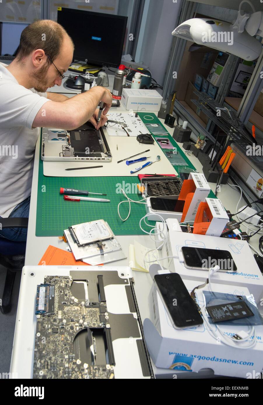 Angestellter bei der Firma Asgoodasnew Electronics GmbH repariert einen  gebrauchten Apple-Laptop in Frankfurt (Oder), Deutschland, 19. Januar 2015.  Das Unternehmen kauft gebrauchte Elektronik, prüft sie, repariert sie je  nach Bedarf und dann