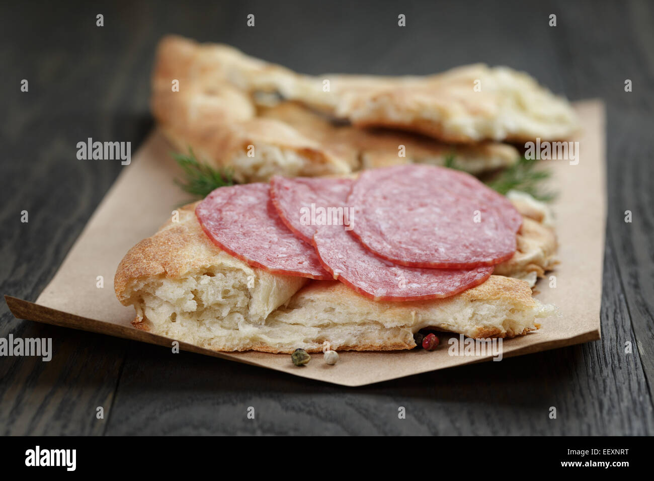 Sandwich mit Pita-Brot und Salami auf Holztisch, rustikalen Stil Stockfoto