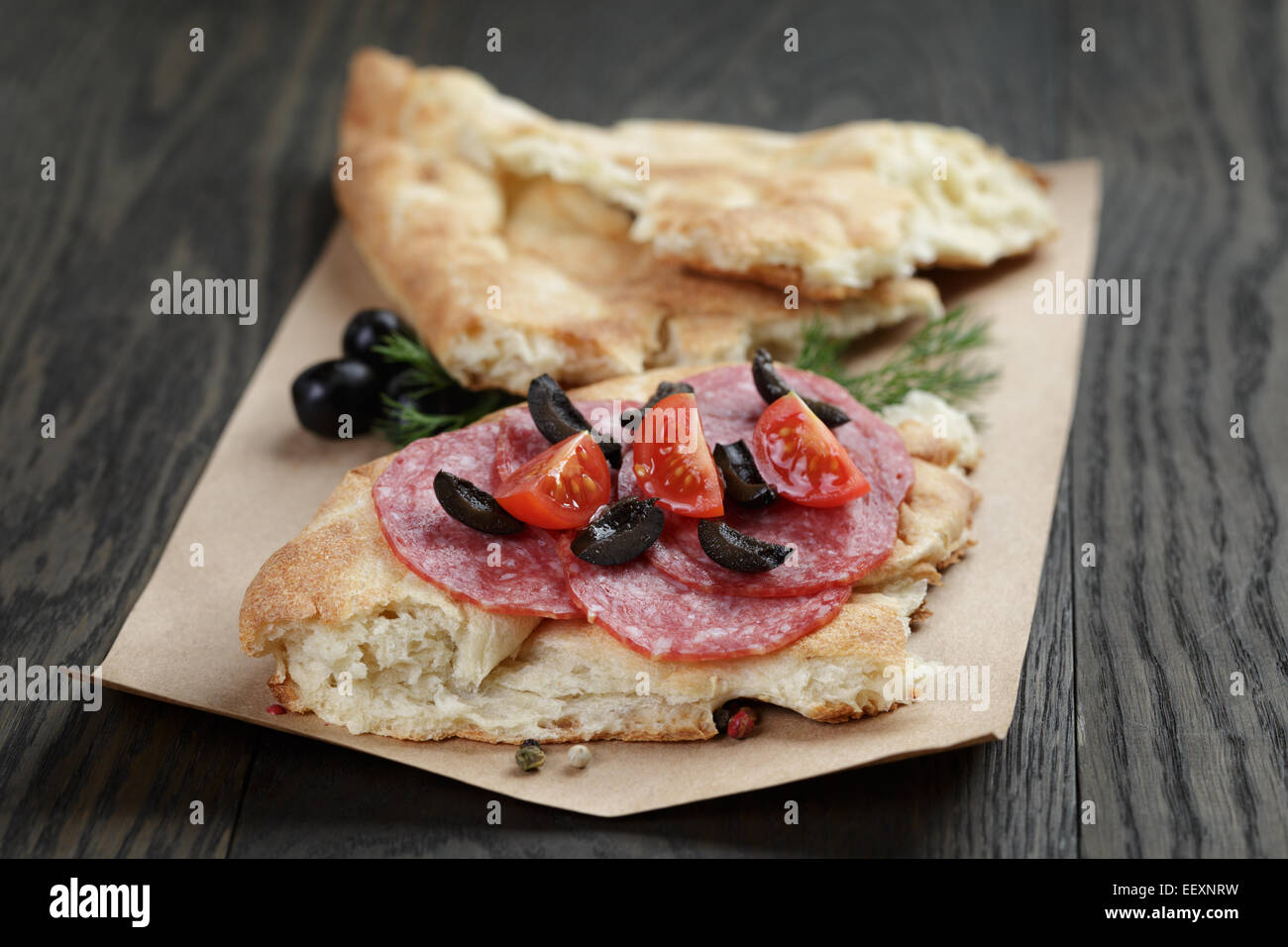 Sandwich mit Pita Brot Salami und Gemüse auf Holztisch, rustikalen Stil Stockfoto