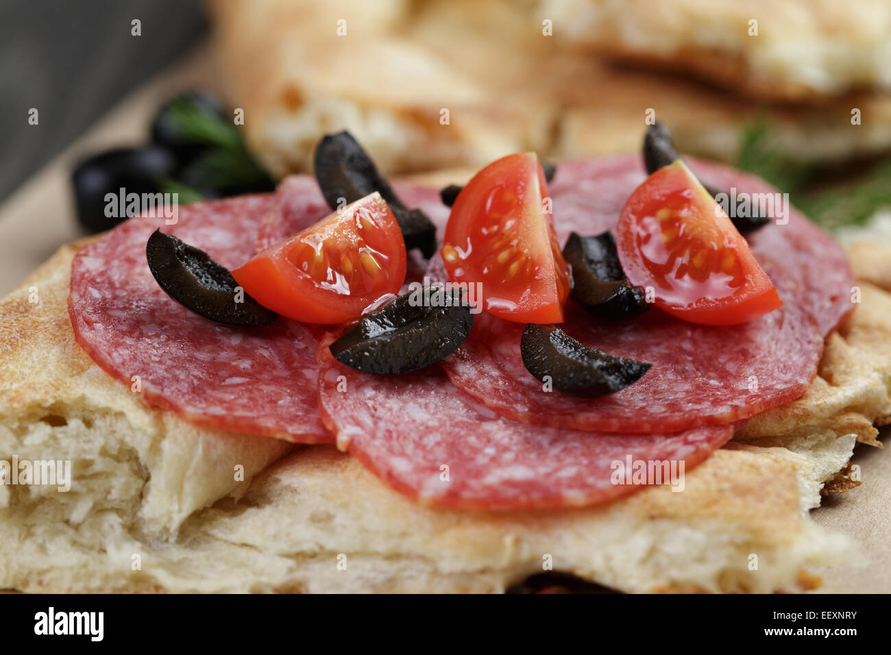 Sandwich mit Pita Brot Salami und Gemüse auf Holztisch, rustikalen Stil Stockfoto