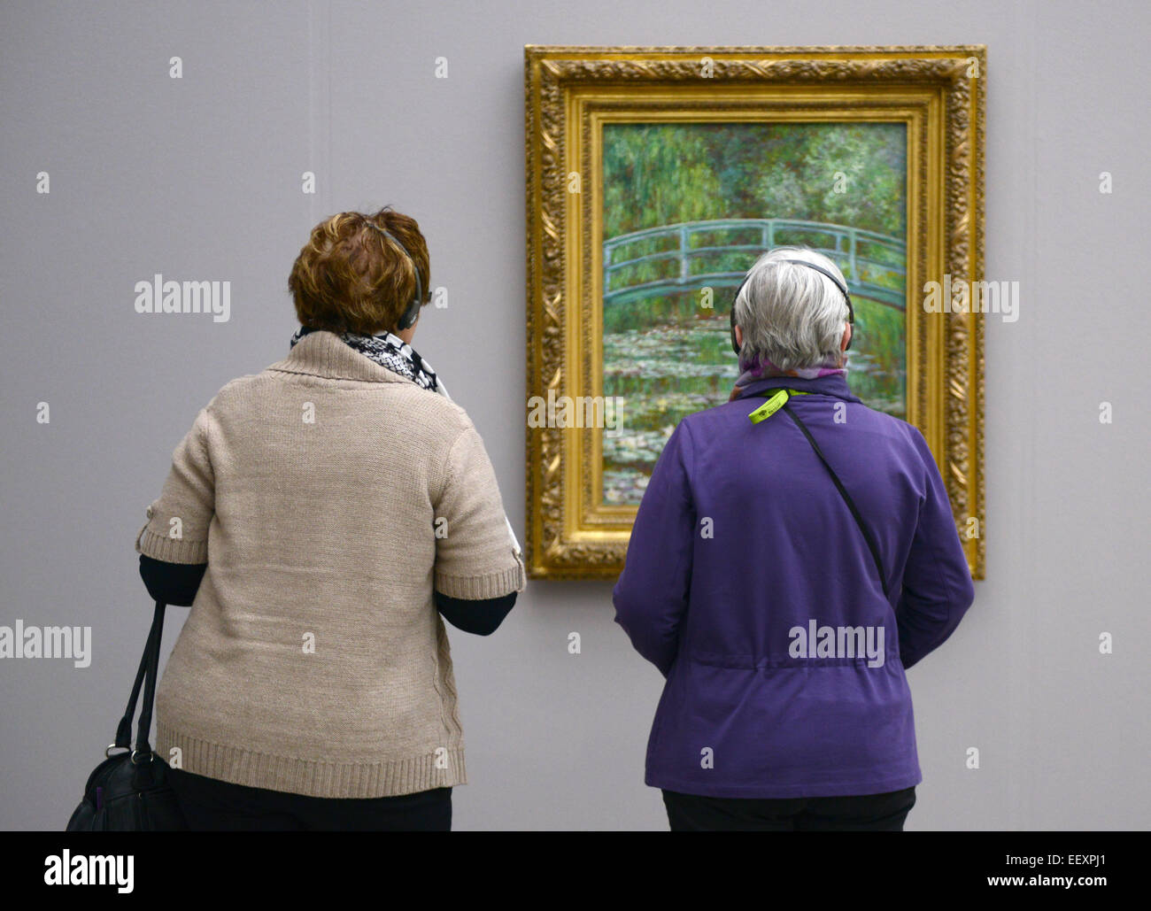 Essen, Deutschland. 23. Januar 2015. Besucher mit audio-Guides stehen vor dem Gemälde "The Water Lily Pond" von Claude Monet in der Sonderausstellung "Monet, Gauguin, van Gogh. Inspiration-Japan "im Museum Folkwang in Essen, Deutschland, 23. Januar 2015. Das Museum präsentiert seine 2015-Programm auf einer Pressekonferenz. Foto: CAROLINE SEIDEL/Dpa/Alamy Live News Stockfoto