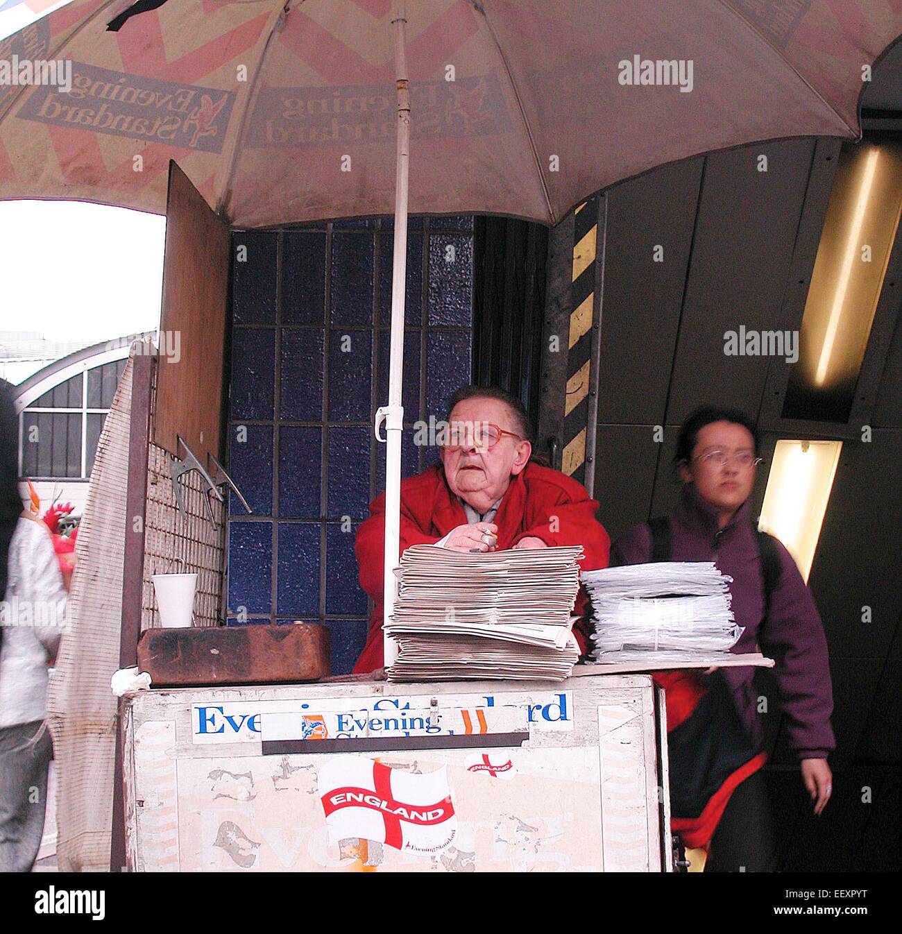 in der Dämmerung Jahre Oap Achet ältere Arbeitsmarkt Rentner arbeiten als Evening Standard News-Anbieter arbeiten Stockfoto