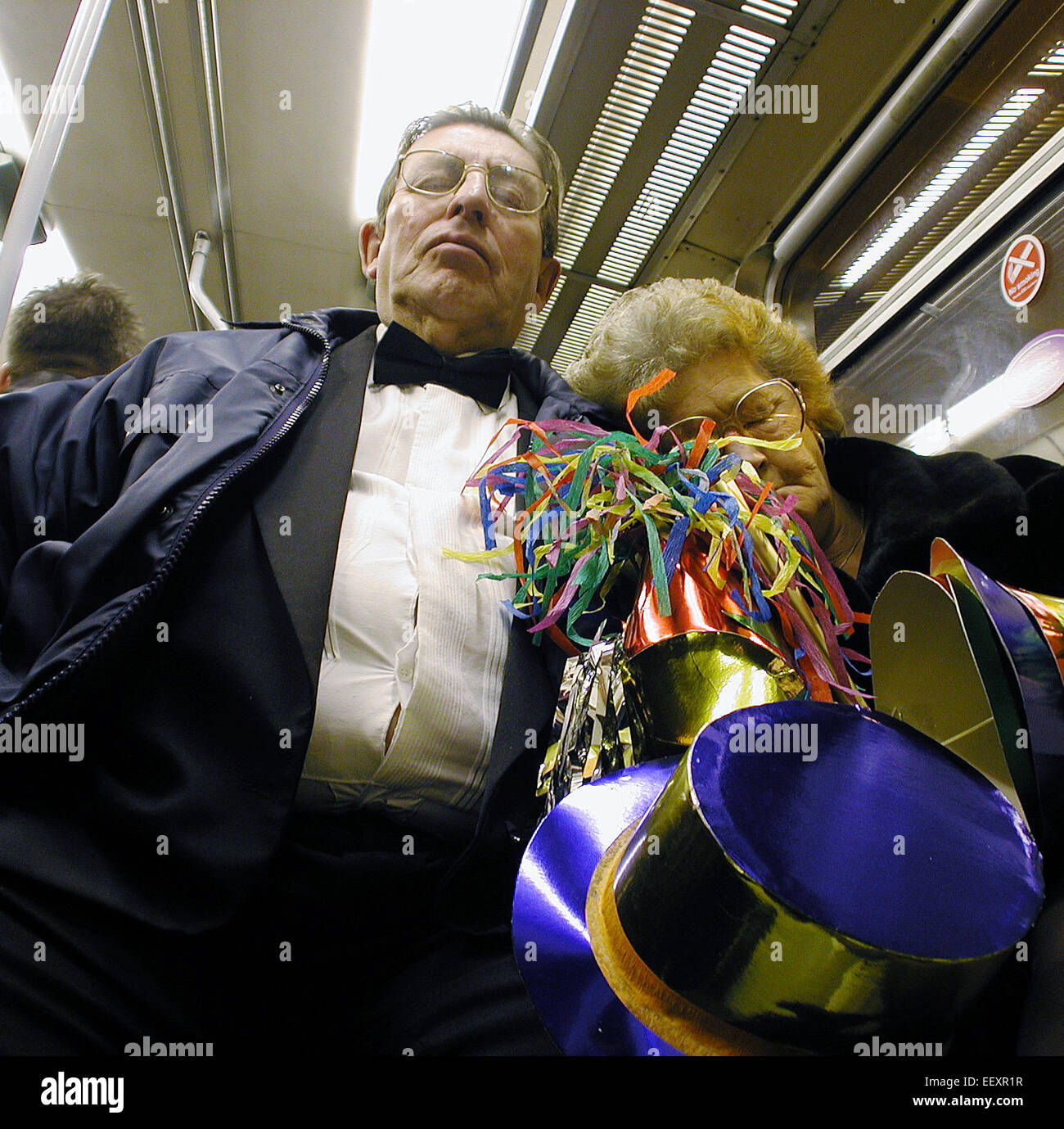 Seniorenpartei, die pensionierte Rentner, die im Zug nach der Party schlafen Stockfotografie