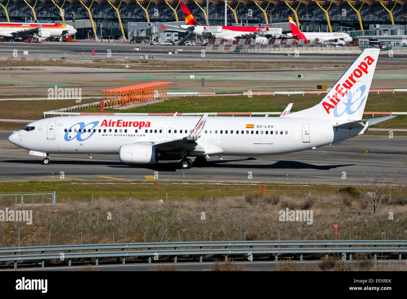 Air Europa Boeing 737-800 zur Piste 33L taxis am Flughafen Madrid. Stockfoto