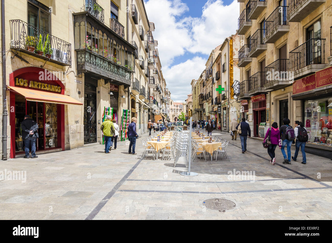 Geschäfte und Cafés entlang der Calle Rúa Mayor in Salamanca, Spanien Stockfoto