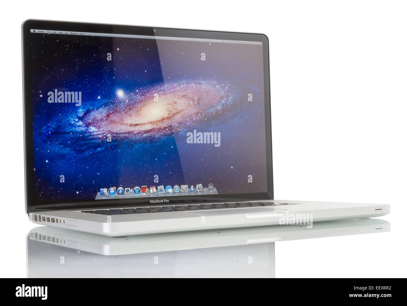 Studioaufnahme des neuen Apple MacBook Pro Laptop-Computer von Apple Inc. auf weißem Hintergrund Stockfoto