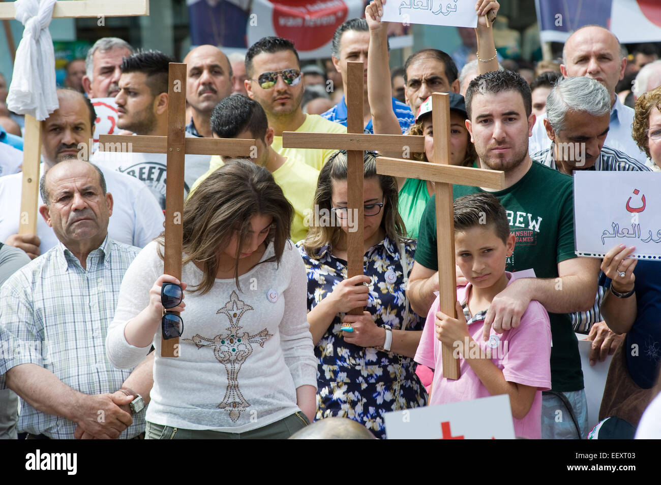 Eine Minute des Schweigens während einer Demonstration organisiert von Suryoye Christen gegen die Tötung von Christen im Irak Stockfoto