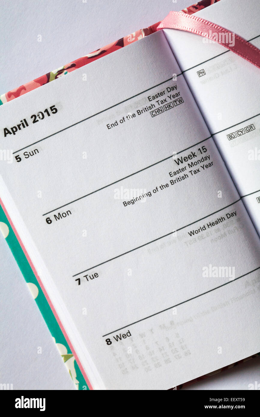2015 Tagebuch öffnen auf Seite zeigt Steuerjahr und Ostern Daten am 5. und 6. April auf weißem Hintergrund Stockfoto