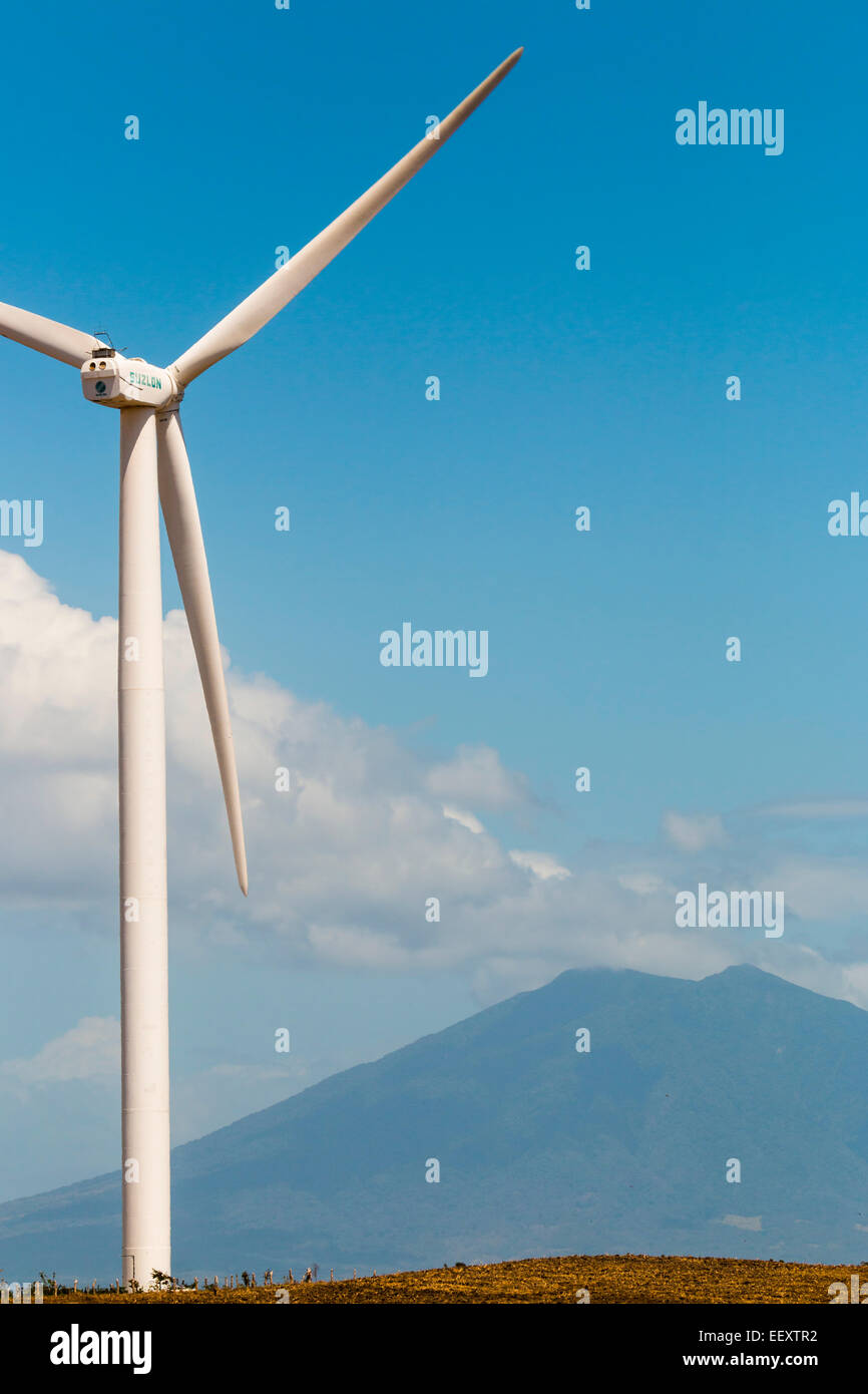 Windturbine am Amayo Projekt mit Volcan Concepcion darüber hinaus. Wind & Geothermie sind vitale Energieressourcen; Rivas, Nicaragua Stockfoto