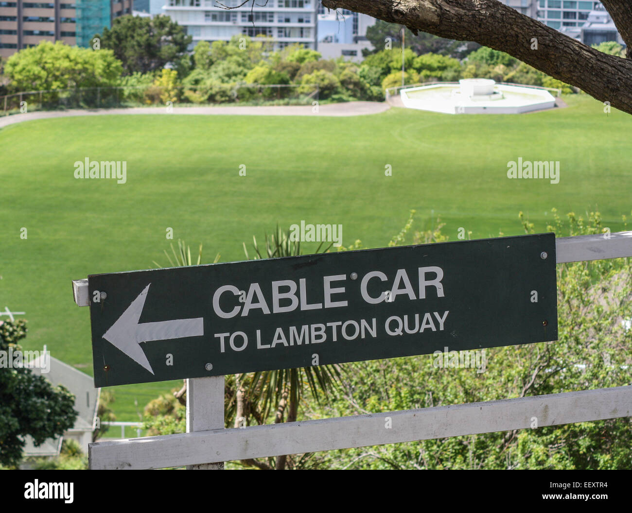Seilbahn zum Lambton Quay Zeichen mit Blick auf die Universität Wellington Feld. Stockfoto