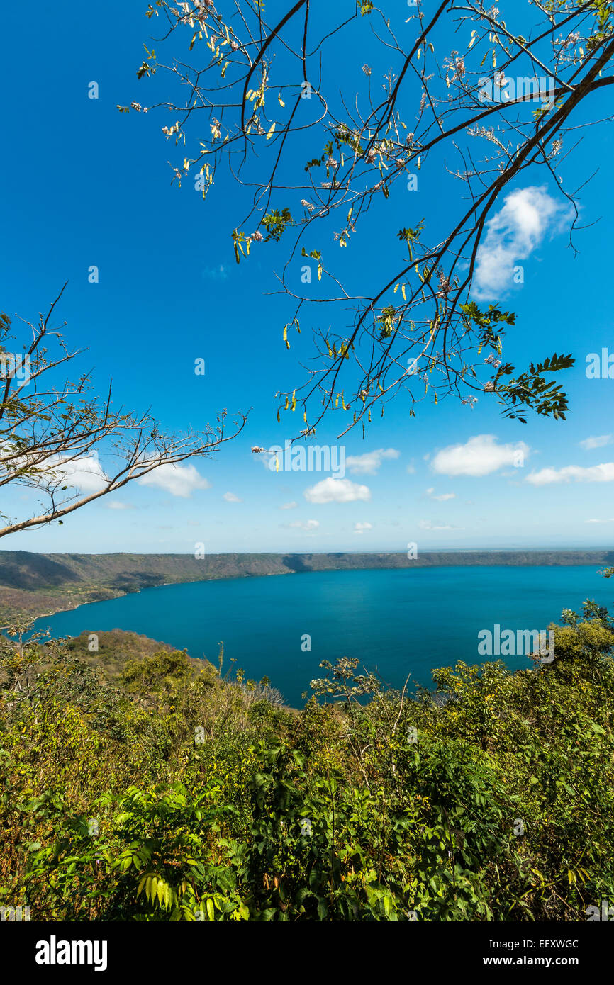 Laguna de Apoyo, eine 48 Quadratkilometer saubere blaue Lagune in einem eingestürzten Vulkankrater westlich von Granada; Apoyo, Granada, Nicaragua Stockfoto