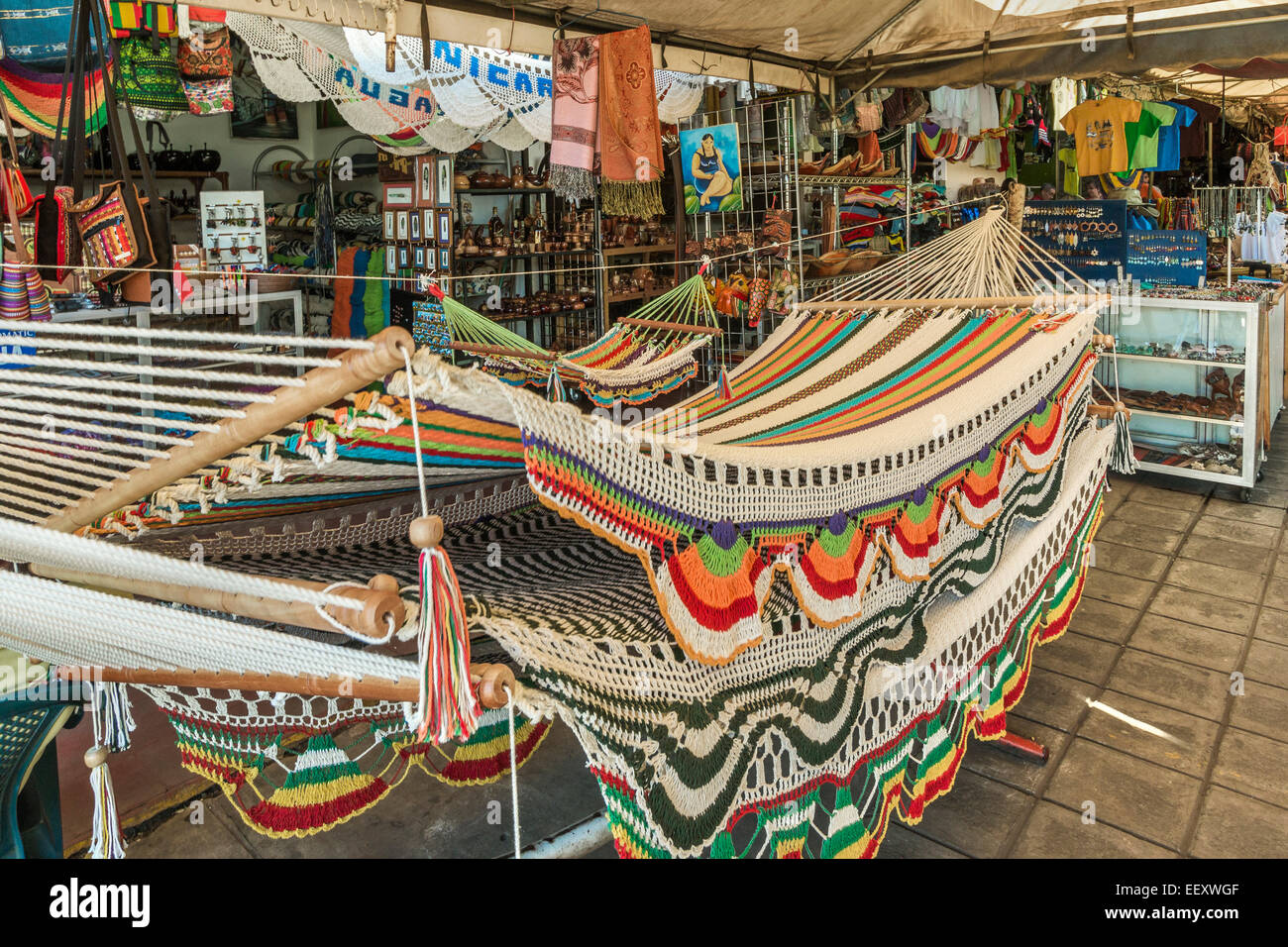 Lokal hergestellte Hängematten, Kunsthandwerk & Souvenirs zum Verkauf in der berühmten Markthalle Mercado Artesanias Tourist; Masaya, Nicaragua Stockfoto